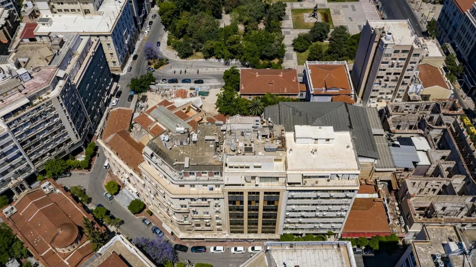 The building and its neighbours from the air, before the works.
